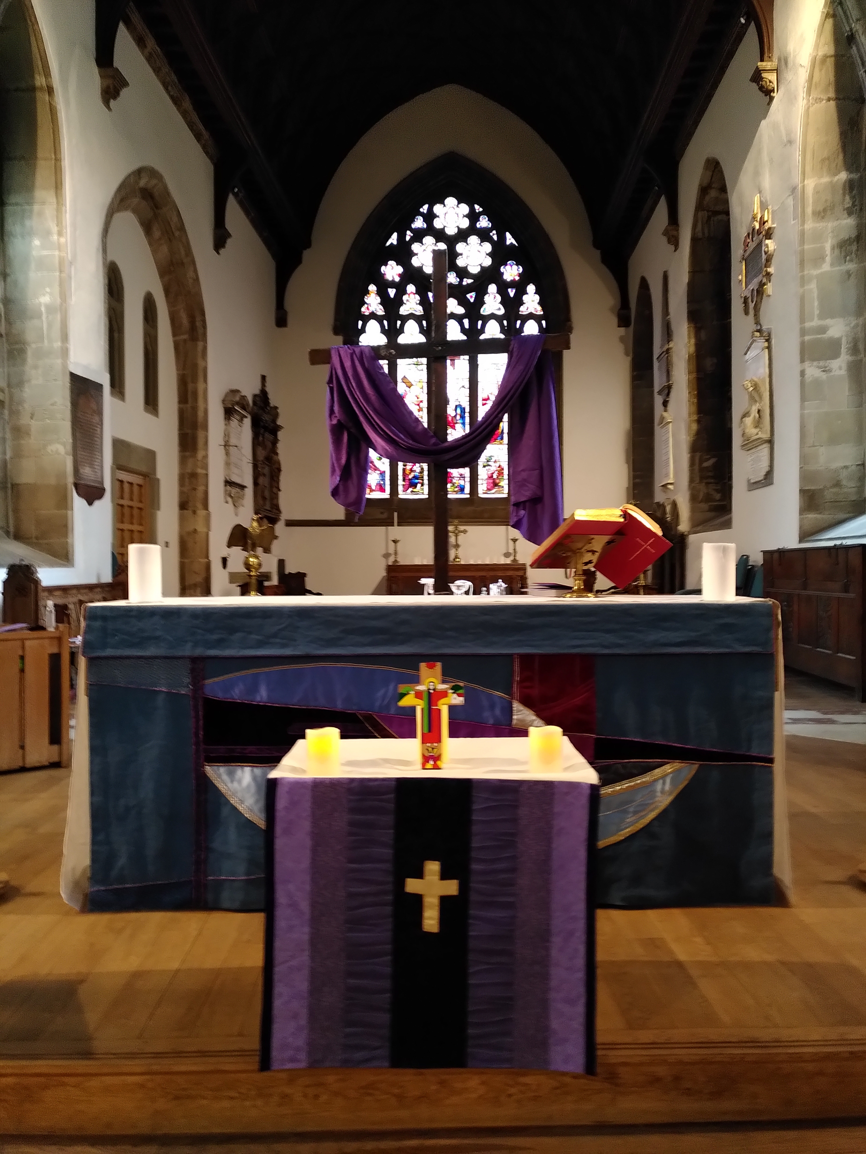The children's alatr in front of the nave altar with the Lent cross behind